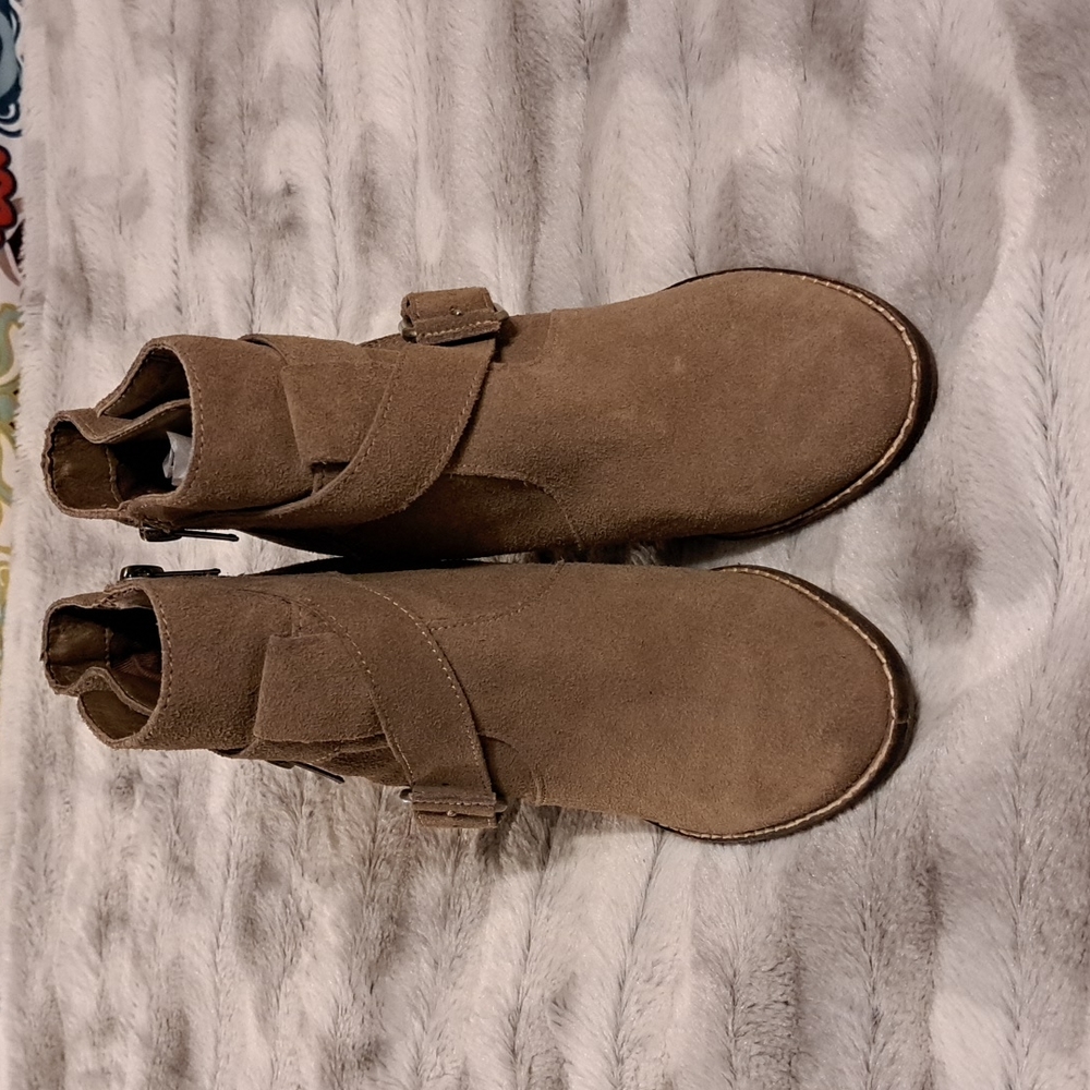 Dolce Vita suede bootie with side zip - Picture 2 of 9